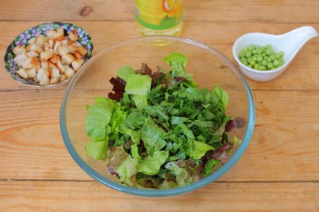 Салат из листьев салата с помидорами и сухариками - фото шаг 1
