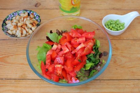 Салат из листьев салата с помидорами и сухариками - фото шаг 2