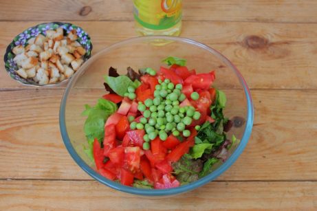 Салат из листьев салата с помидорами и сухариками - фото шаг 3