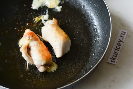 Куриные рулетики с сыром на сковороде - фото шаг 5
