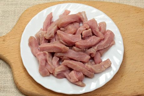 Бефстроганов из свинины в сметанном соусе - фото шаг 1