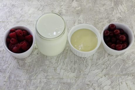 Молочно-ягодный коктейль - фото шаг 1