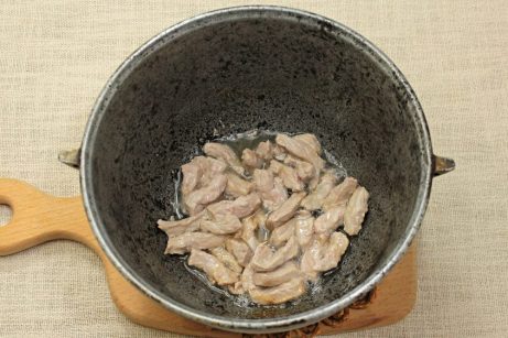 Бефстроганов из свинины в сметанном соусе - фото шаг 2