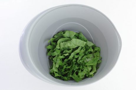 Овощной салат с семенами чиа и зеленым луком - фото шаг 2