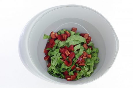 Овощной салат с семенами чиа и зеленым луком - фото шаг 3