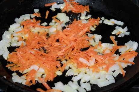 Кабачки тушеные с морковью и луком - фото шаг 3