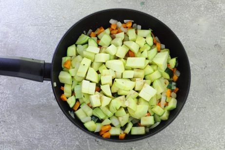 Овощное рагу с кабачками и цветной капустой - фото шаг 4
