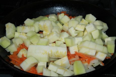 Кабачки тушеные с морковью и луком - фото шаг 4