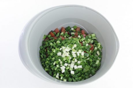 Овощной салат с семенами чиа и зеленым луком - фото шаг 6