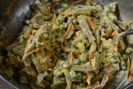 Салат со свининой и зеленым горошком - фото шаг 6