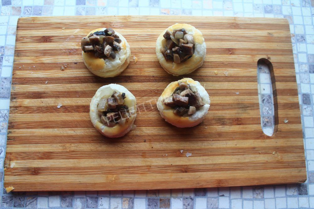 Волованы из слоеного теста с грибами и сыром - фото шаг 7