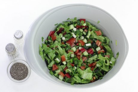 Овощной салат с семенами чиа и зеленым луком - фото шаг 8