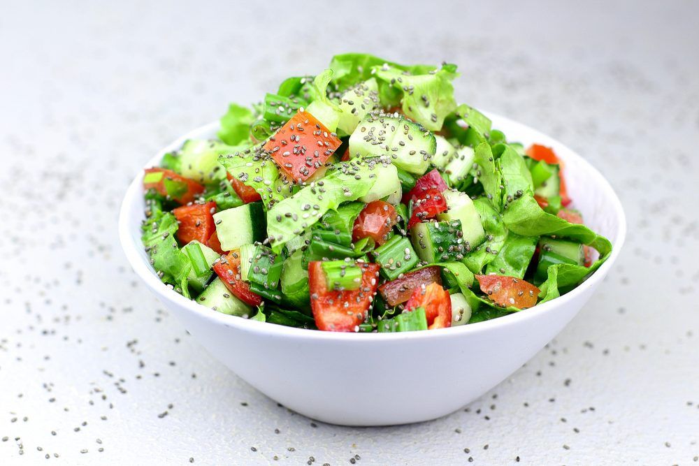 Овощной салат с семенами чиа и зеленым луком