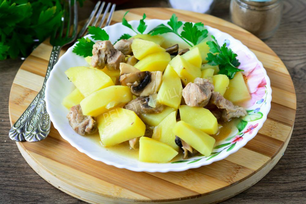 Тушеный картофель с мясом и грибами