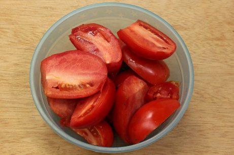 Горлодер из помидоров с хреном, чесноком и острым перцем - фото шаг 1