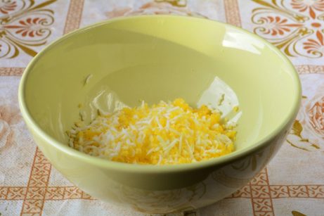 Салат «Огонек» с плавленым сыром и чесноком - фото шаг 1
