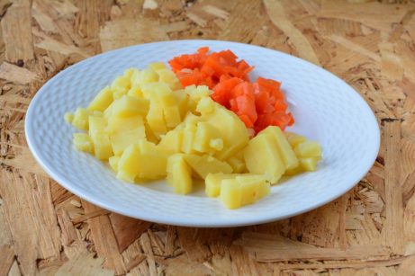 Салат «Оливье» с колбасой и морковью - фото шаг 1