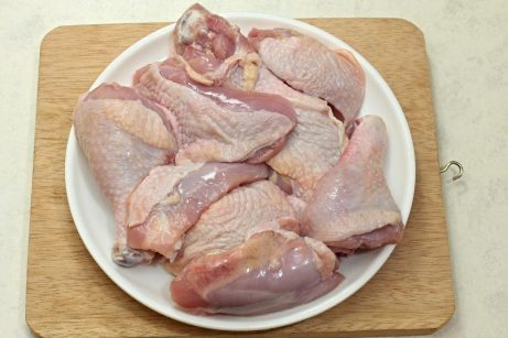 Жареная курица на сковороде с чесноком - фото шаг 1