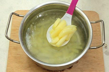Картофельный суп с фрикадельками - фото шаг 1