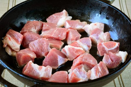 Сочная свинина с овощами на сковороде - фото шаг 2