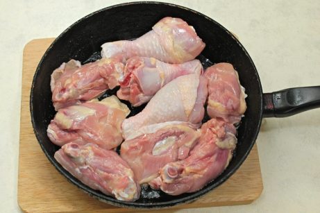 Жареная курица на сковороде с чесноком - фото шаг 2