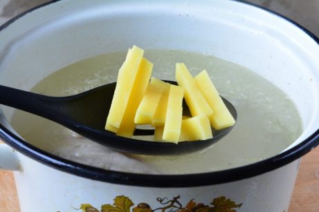 Суп из консервированного щавеля - фото шаг 2