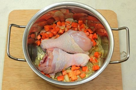 Тушеная картошка с курицей в кастрюле - фото шаг 3