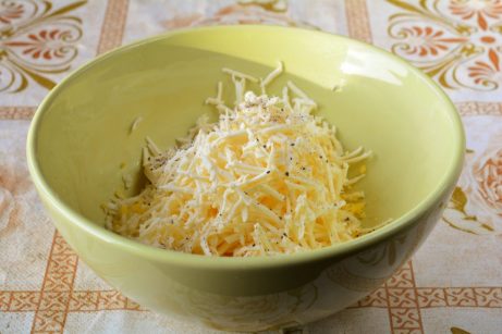 Салат «Огонек» с плавленым сыром и чесноком - фото шаг 3