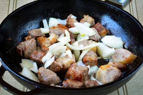 Сочная свинина с овощами на сковороде - фото шаг 3