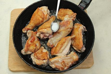 Жареная курица на сковороде с чесноком - фото шаг 3