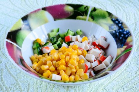 Салат с крабовыми палочками, кукурузой и яйцами - фото шаг 4