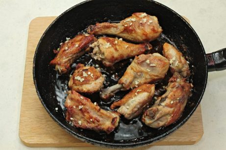 Жареная курица на сковороде с чесноком - фото шаг 5