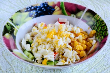 Салат с крабовыми палочками, кукурузой и яйцами - фото шаг 5
