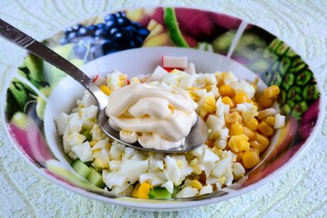 Салат с крабовыми палочками, кукурузой и яйцами - фото шаг 6