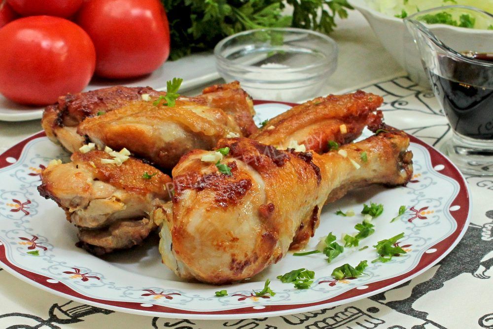 Жареная курица на сковороде с чесноком