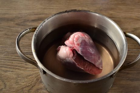 Салат из свиного сердца с маринованным луком - фото шаг 1