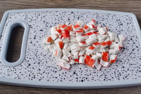 Салат из морской капусты с огурцом и крабовыми палочками - фото шаг 1