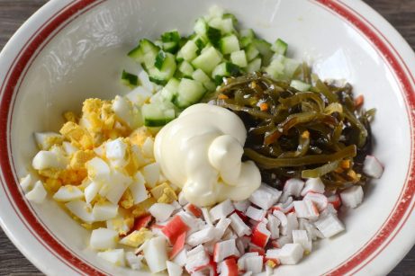 Салат из морской капусты с огурцом и крабовыми палочками - фото шаг 4