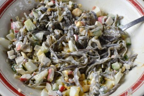 Салат из морской капусты с огурцом и крабовыми палочками - фото шаг 5