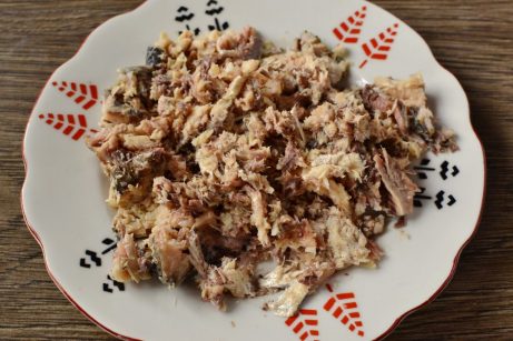 Салат с рыбными консервами и рисом - фото шаг 5