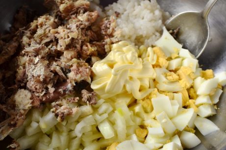 Салат с рыбными консервами и рисом - фото шаг 6