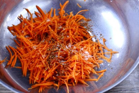 Салат с сердцем и корейской морковкой - фото шаг 5