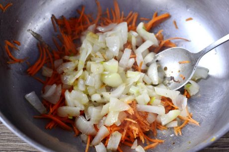 Салат с сердцем и корейской морковкой - фото шаг 7