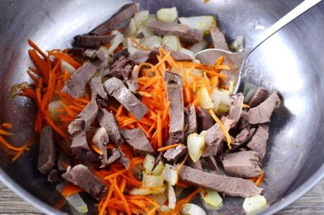 Салат с сердцем и корейской морковкой - фото шаг 8