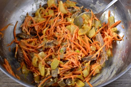 Салат с сердцем и корейской морковкой - фото шаг 10