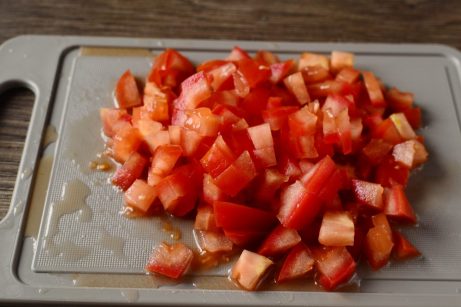 Салат с копченой курицей и помидорами - фото шаг 3