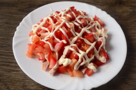Салат с копченой курицей и помидорами - фото шаг 4