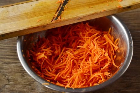 Салат из моркови и чеснока со сметаной - фото шаг 1