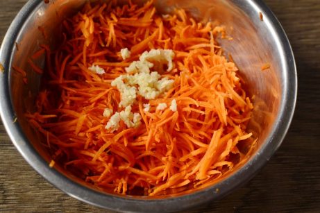 Салат из моркови и чеснока со сметаной - фото шаг 2