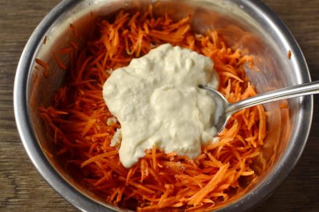 Салат из моркови и чеснока со сметаной - фото шаг 3